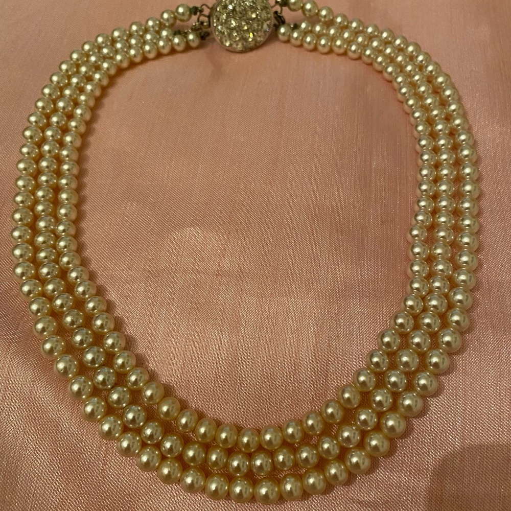 Vintage 3 strand pearl necklace. Faux pearls